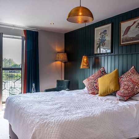 The Bridge Hotel Chertsey Exteriör bild