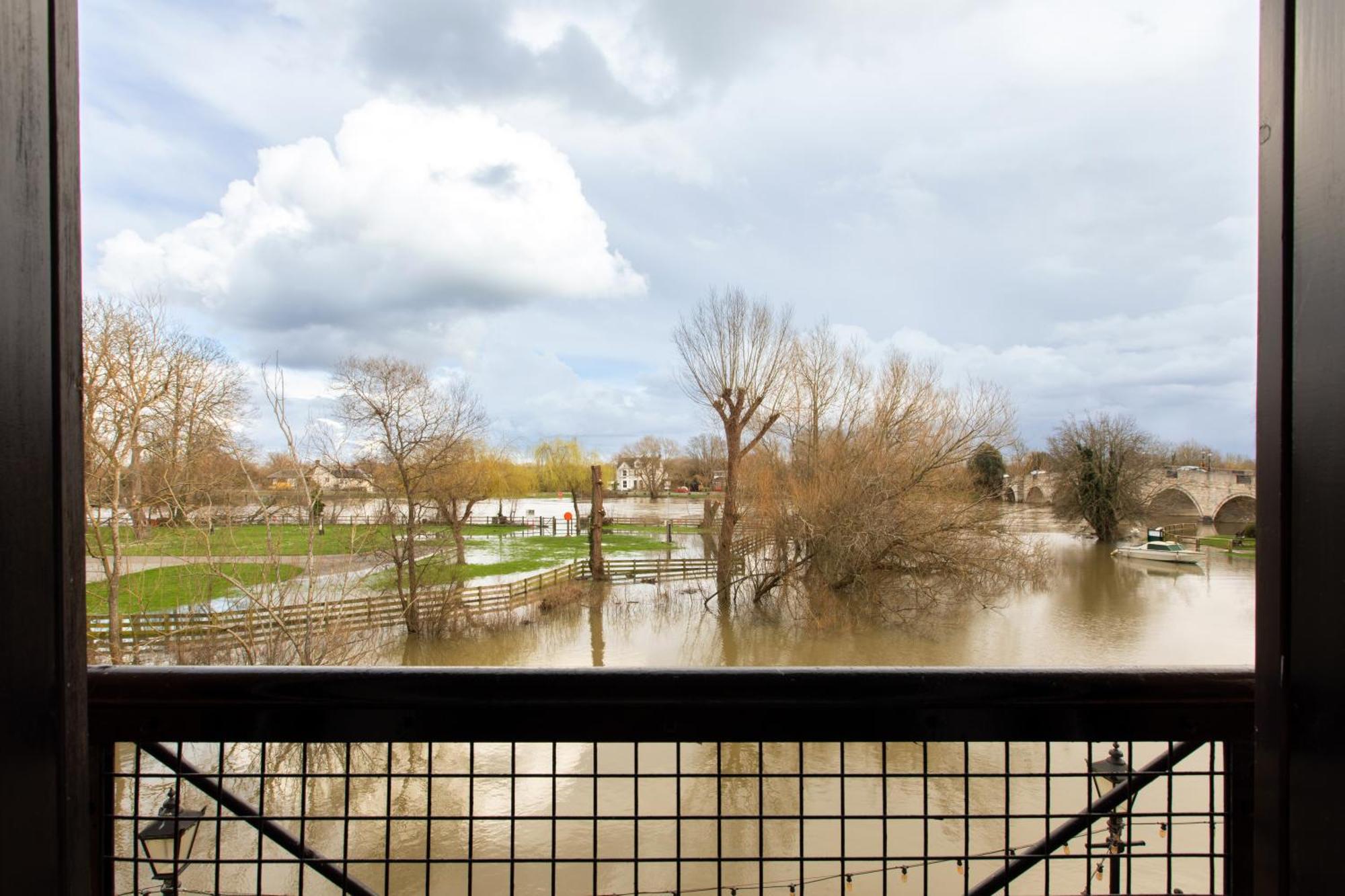 The Bridge Hotel Chertsey Exteriör bild