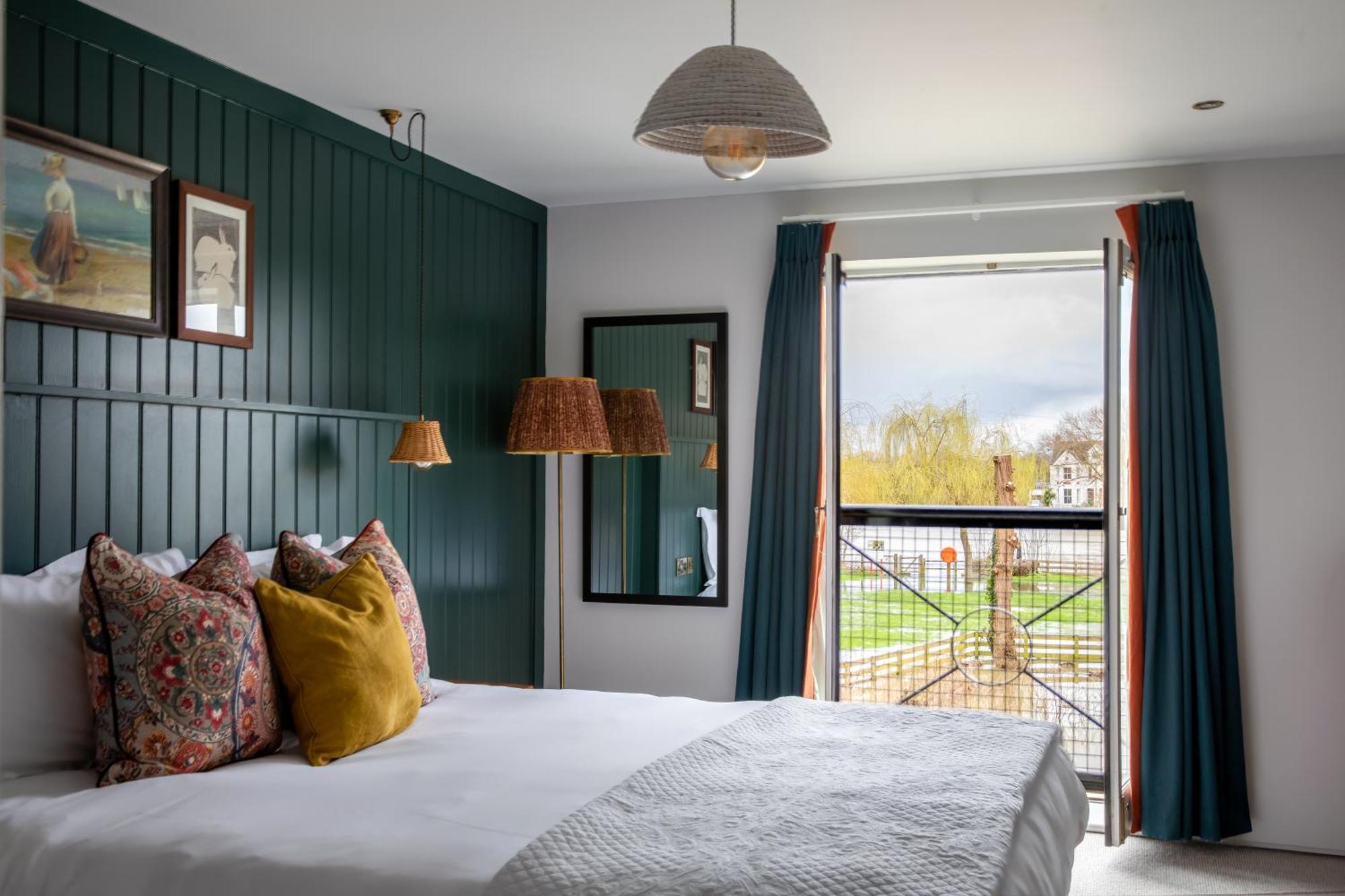 The Bridge Hotel Chertsey Exteriör bild