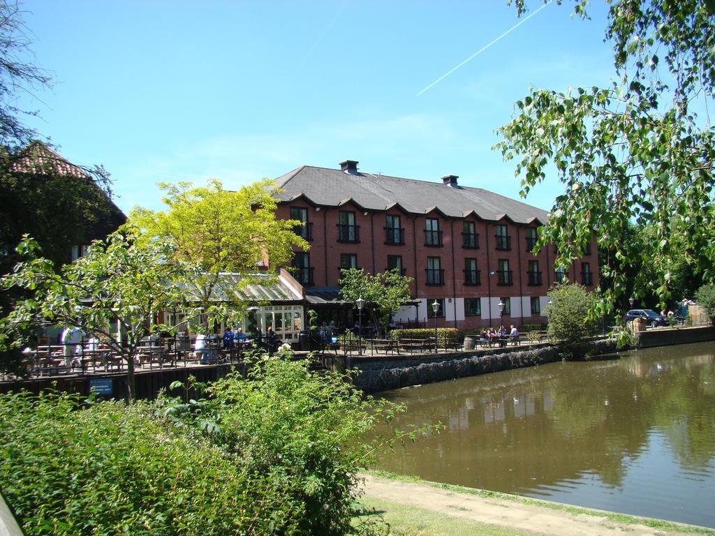 The Bridge Hotel Chertsey Exteriör bild