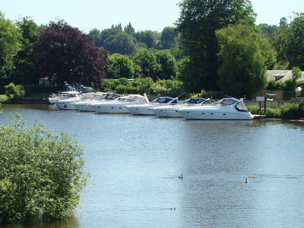 The Bridge Hotel Chertsey Exteriör bild