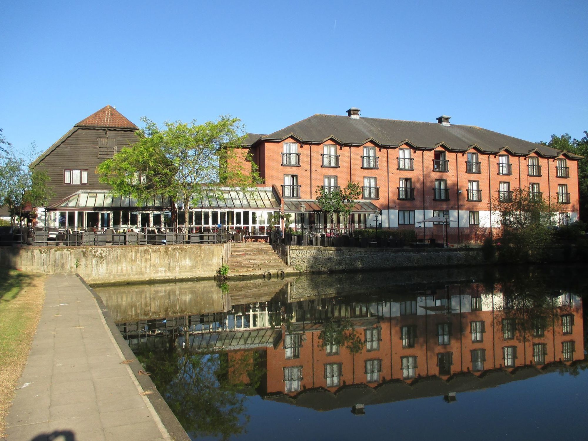 The Bridge Hotel Chertsey Exteriör bild