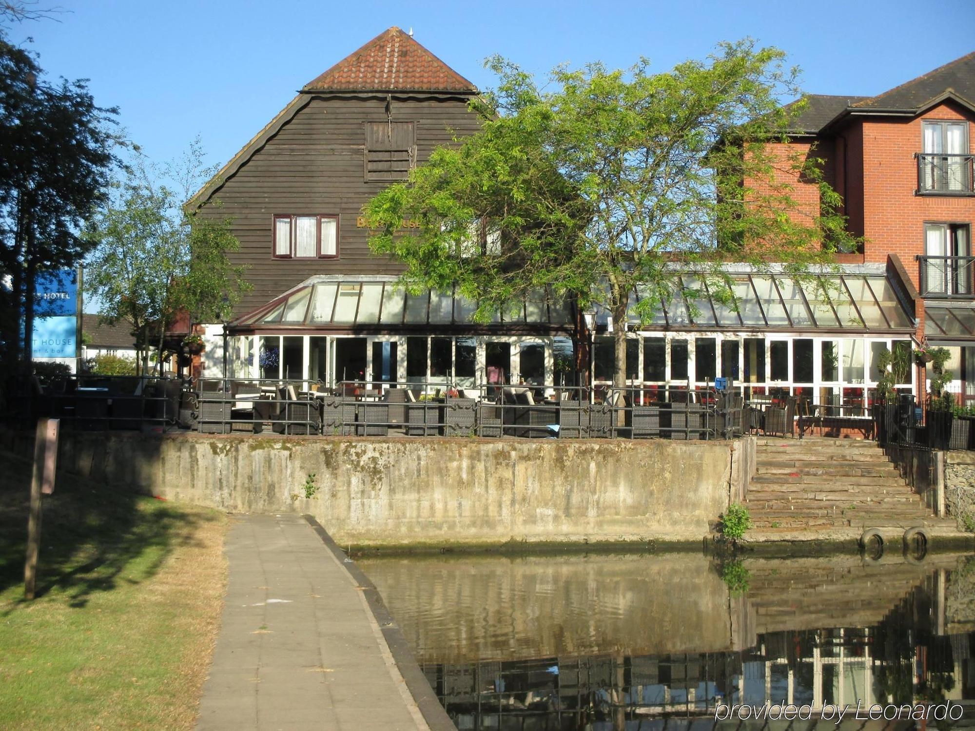 The Bridge Hotel Chertsey Exteriör bild