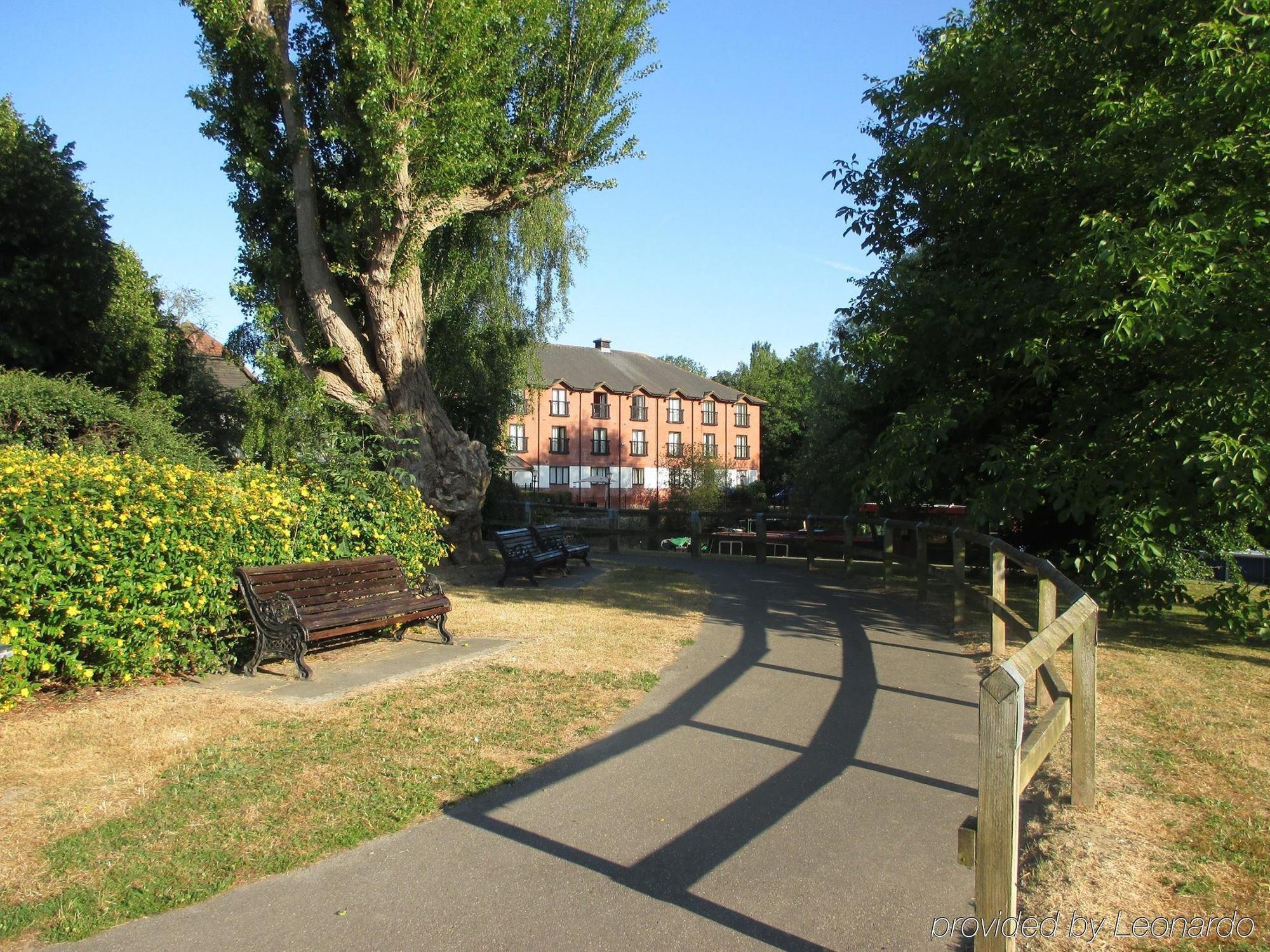 The Bridge Hotel Chertsey Exteriör bild