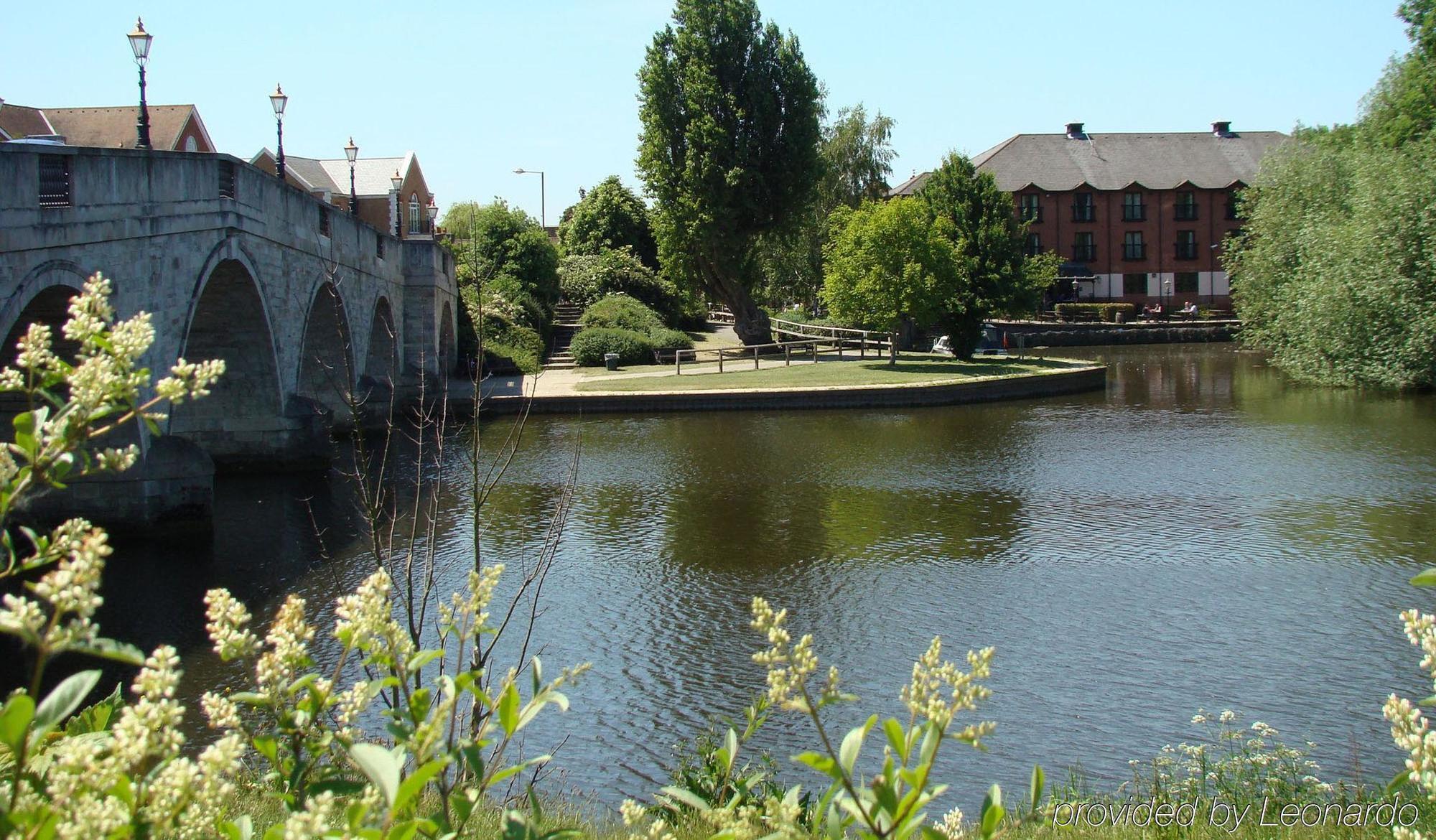 The Bridge Hotel Chertsey Exteriör bild