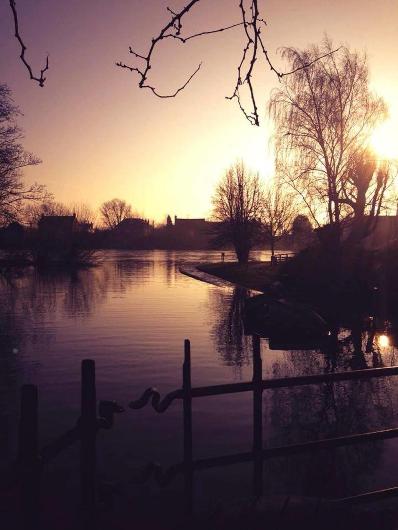 The Bridge Hotel Chertsey Exteriör bild